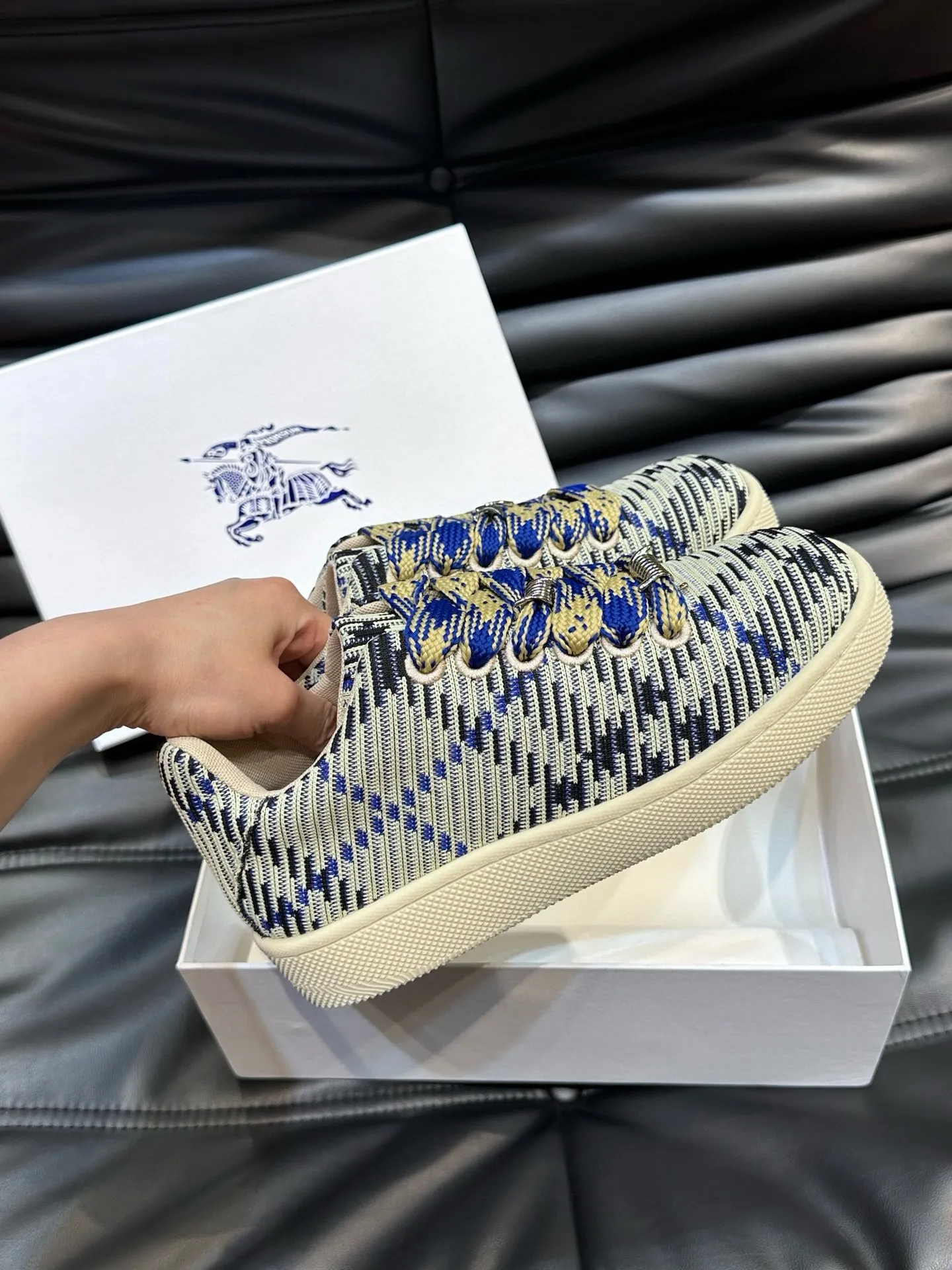 Factory price: 458💰Burberry Box series👫 Thick-soled casual sports shoes for couples, cool sneakers and bread shoes, purchased and developed from the original version, the top version of Box series sports shoes, made of original plaid/knitted fabric, embellished with EKD embossing. Made of mesh lining, the laces are decorated with metal coils, the rubber sole is decorated with the Burberry letter logo, and the original molded 3.5CM two-color T men's shoe 💰U outsole! Code number: 35-45 (35-45 customized)